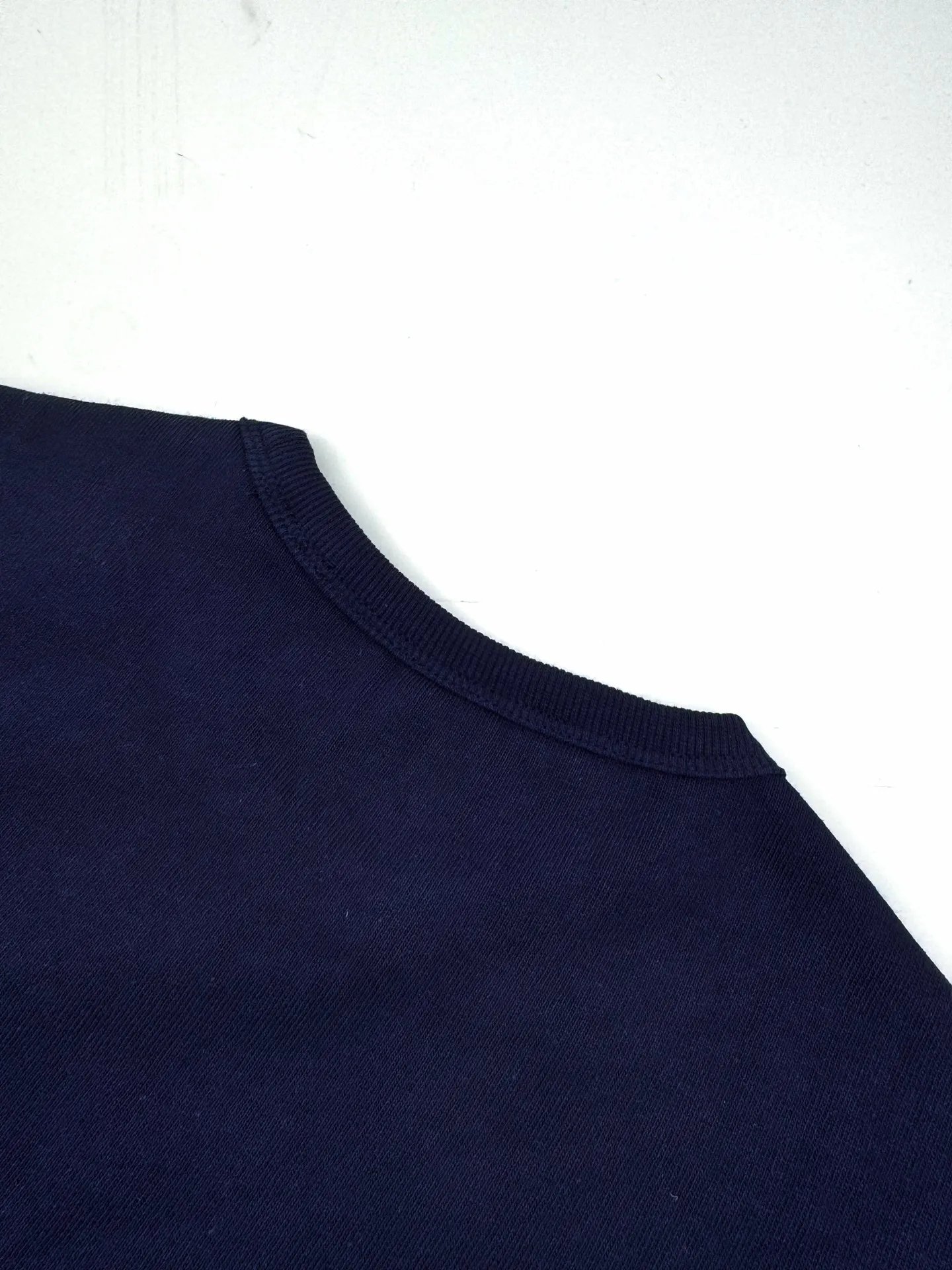 P190 Ralph Lauren logo embroidered short sleeves. Customized cotton and linen soft plain fabric. It feels delicate and comfortable against the skin. A touch of midnight navy blue is the main color. Exquisite white pony logo is embellished. Fully recognizable. With a breath of freedom and vitality. A symphony of pure and smart colors. It outlines a high-end silhouette with extreme simplicity. Becoming the smart focus of the vision. Showing taste in silence. Process 1: Using imported machine embroidery technology using advanced computer control systems and precise mechanical components. Realize the iconic pony embroidery operation with high precision and smooth and delicate lines. Process 2: The fabrics are washed and have a better hand feel. Not easy to deform, not easy to shrink, not easy to fade, and maintain long-term beauty. Accessories: Customized 1:1 Ralph Lauren trademark. Version: Fitted version. Size: S M L XL. Style number: CC933.